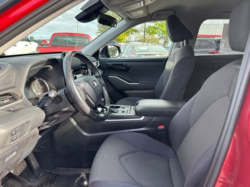Used 2020 Toyota Highlander LE image 13