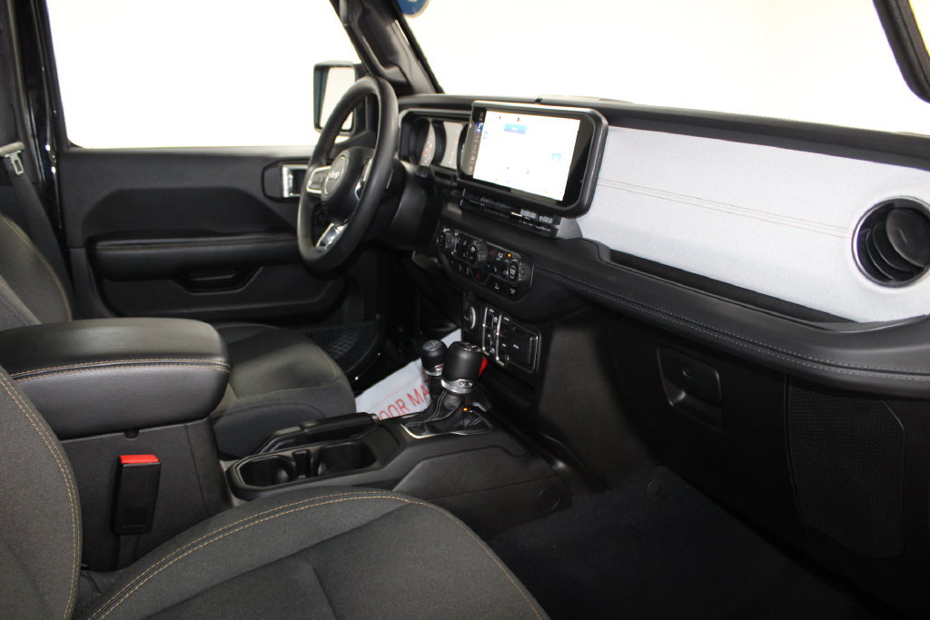 Used 2025 Jeep Wrangler Unlimited Sahara AWD/4WD image 23