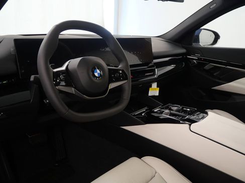 Used 2025 BMW 530i xDrive w/ Premium Package AWD/4WD image 14