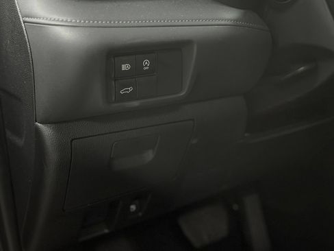 Used 2025 Toyota Highlander LE FWD image 15