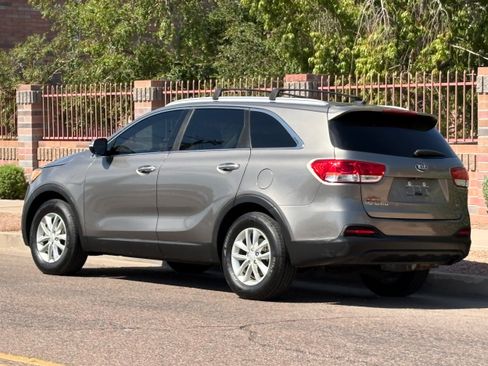 Used 2017 Kia Sorento FWD image 4