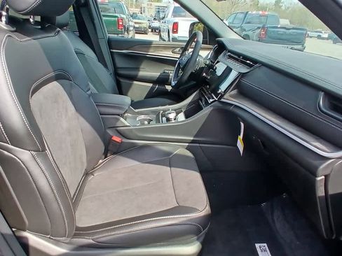 New 2026 Jeep Grand Cherokee L Limited w/ Limited Altitude Package AWD/4WD image 17