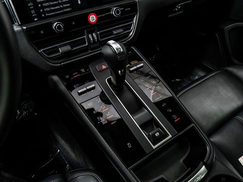Used 2025 Porsche Macan image 19