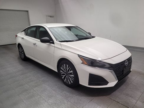 Used 2025 Nissan Altima 2.5 SV FWD image 13