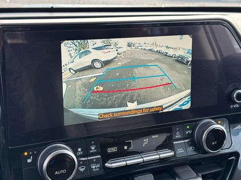 Used 2023 Toyota Highlander XLE image 26