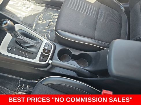 Used 2022 Hyundai Venue Limited FWD image 23