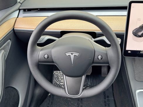 Used 2022 Tesla Model Y Long Range AWD/4WD image 18
