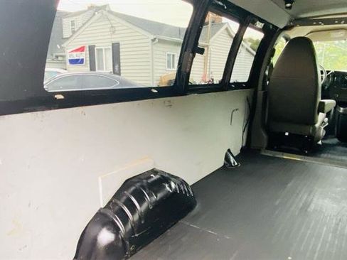 Used 2010 Chevrolet Express 1500 image 23