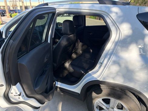 Used 2018 Chevrolet Trax LT w/ LT Convenience Package FWD image 6