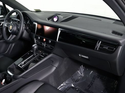 Certified 2026 Porsche Macan AWD/4WD image 24