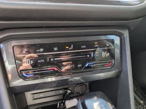 Used 2023 Volkswagen Tiguan SE image 19