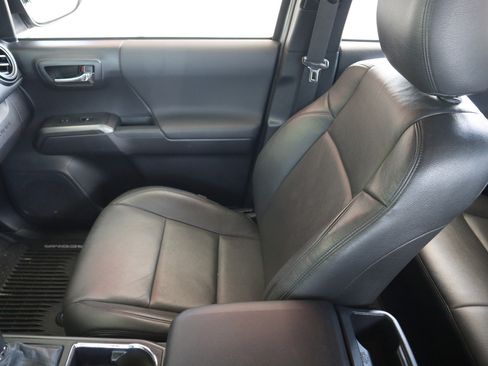 Used 2018 Toyota Tacoma TRD Sport image 19