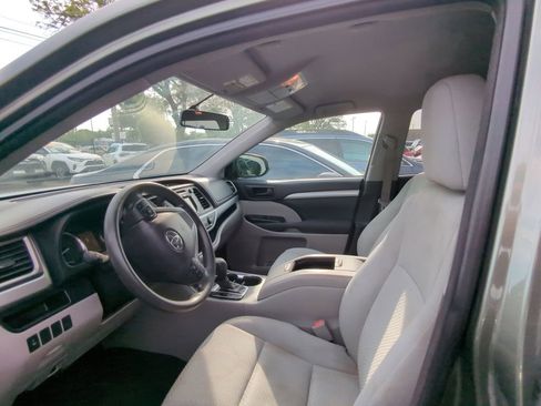 Used 2015 Toyota Highlander LE AWD/4WD image 6