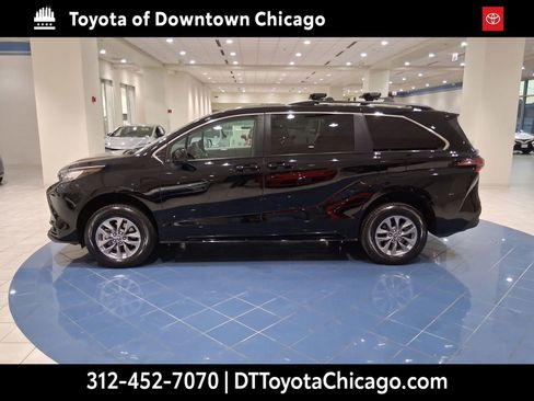 Used 2022 Toyota Sienna LE image 2