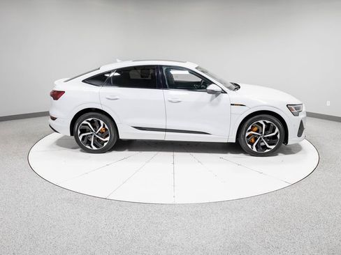 Used 2022 Audi e-tron Premium Plus w/ Premium Plus Package image 28