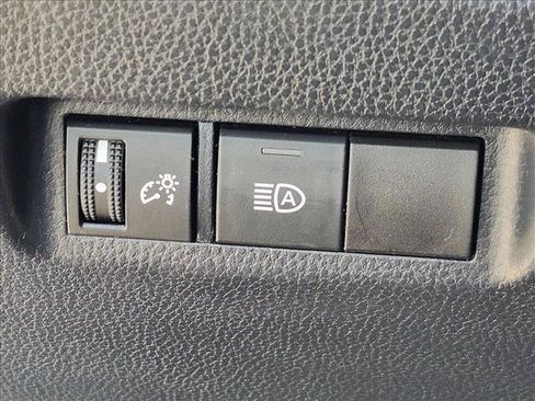 Used 2019 Toyota RAV4 LE FWD image 9