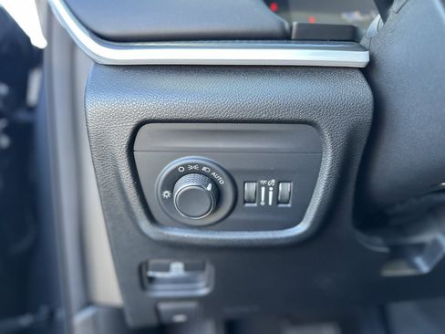 Used 2024 Jeep Grand Cherokee Laredo image 29