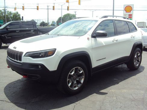 Used 2019 Jeep Cherokee Trailhawk AWD/4WD image 3