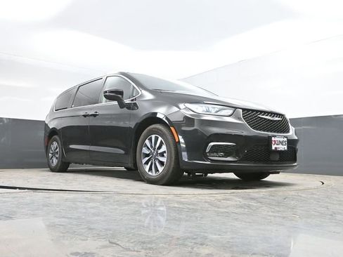 Used 2023 Chrysler Pacifica Touring-L FWD image 44