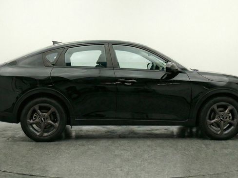 Used 2025 Kia K4 LXS image 11