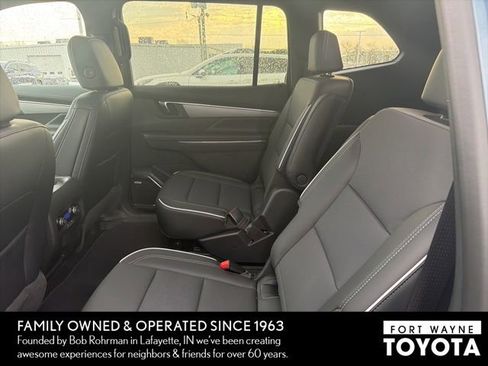 Used 2025 Buick Enclave Preferred w/ Power Package image 7