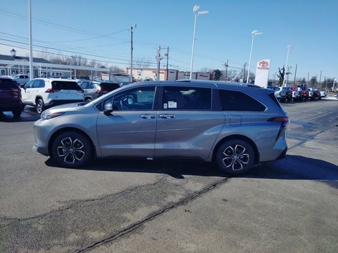 New 2026 Toyota Sienna Platinum image 4