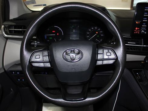 Used 2023 Toyota Sienna LE w/ LE Plus Package FWD image 16