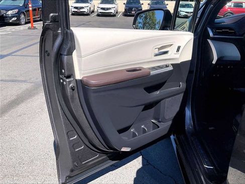 Used 2024 Toyota Sienna Platinum FWD image 24