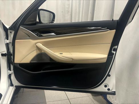Used 2022 BMW 530i xDrive w/ Premium Package image 12