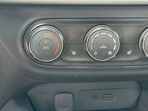 Used 2024 Chevrolet Trax LS w/ LS Convenience Package image 21