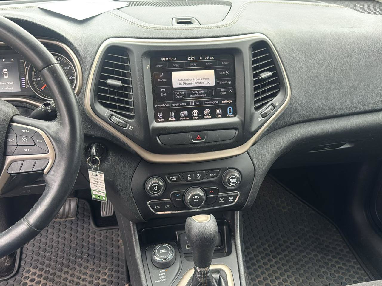 Used 2015 Jeep Cherokee Latitude w/ Cold Weather Group AWD/4WD image 10