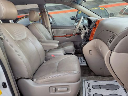 Used 2008 Toyota Sienna XLE image 32
