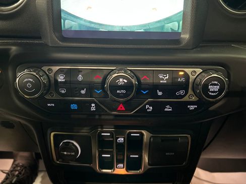 Used 2022 Jeep Wrangler Unlimited Sahara w/ Cold Weather Group AWD/4WD image 19