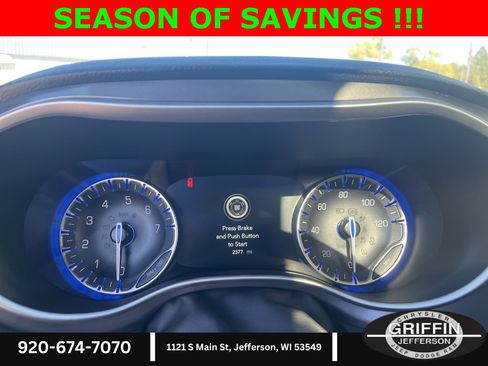 Used 2025 Chrysler Pacifica Select image 9