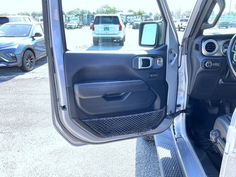 Used 2021 Jeep Gladiator Overland AWD/4WD image 9