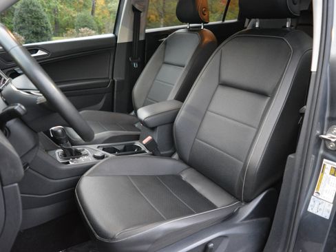 Used 2021 Volkswagen Tiguan SE image 11