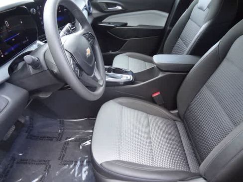 Used 2025 Chevrolet Trax LT FWD image 6