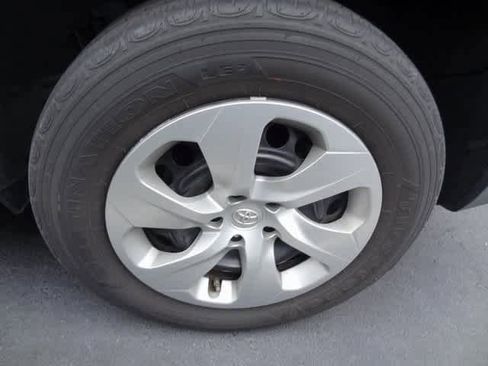 Used 2021 Toyota RAV4 LE image 9