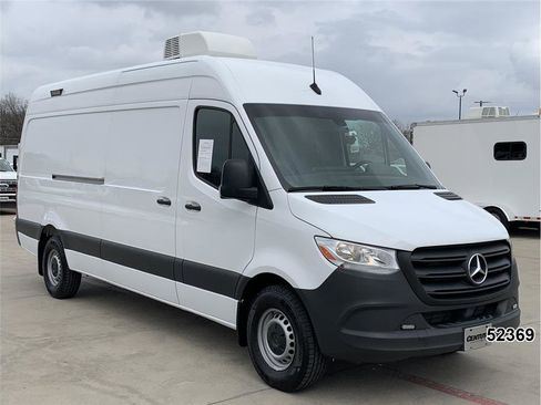 Used 2023 Mercedes-Benz Sprinter 2500 image 3