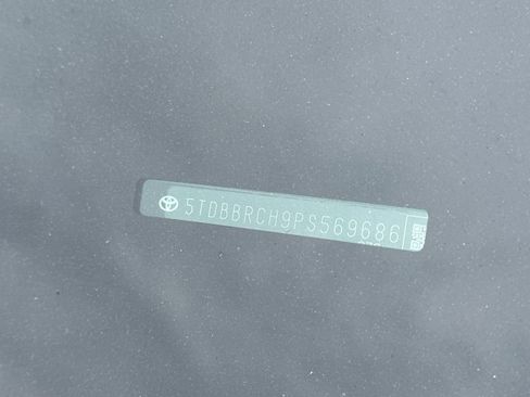 Used 2023 Toyota Highlander LE image 3