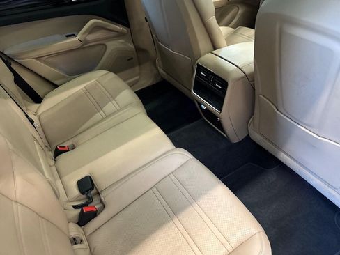 Used 2022 Porsche Cayenne AWD/4WD image 32