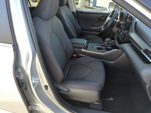 Used 2024 Toyota Highlander LE image 38