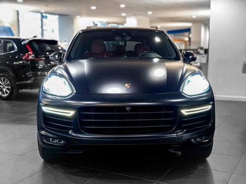 Used 2015 Porsche Cayenne Turbo image 9