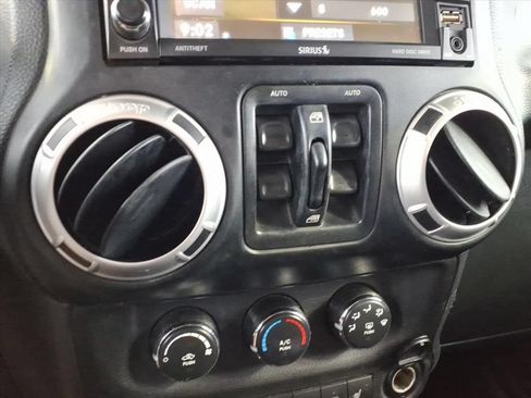Used 2014 Jeep Wrangler Unlimited Sahara w/ Connectivity Group AWD/4WD image 15