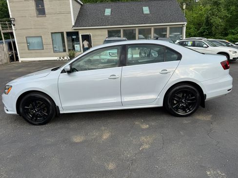 Used 2017 Volkswagen Jetta SE FWD image 4