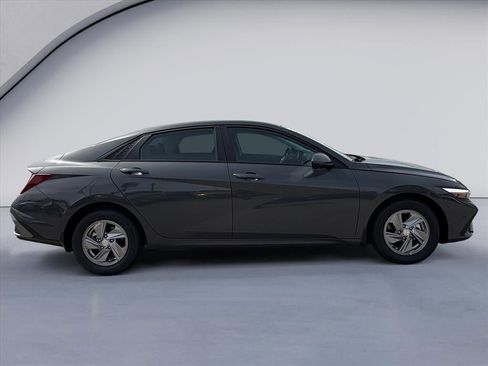 New 2026 Hyundai Elantra SE FWD image 6