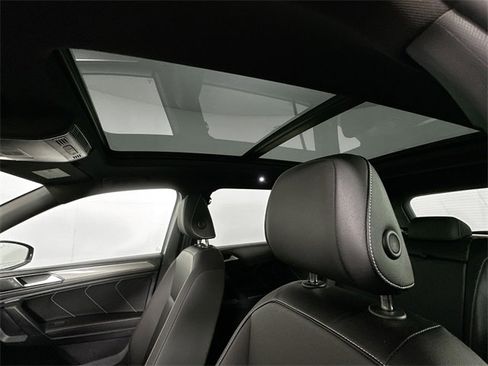 Used 2022 Volkswagen Tiguan SE R-Line image 19