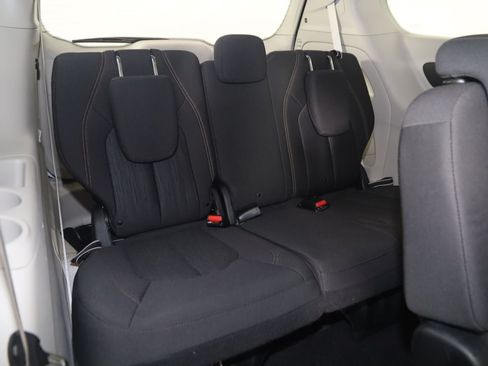 Used 2020 Chrysler Pacifica Touring FWD image 13