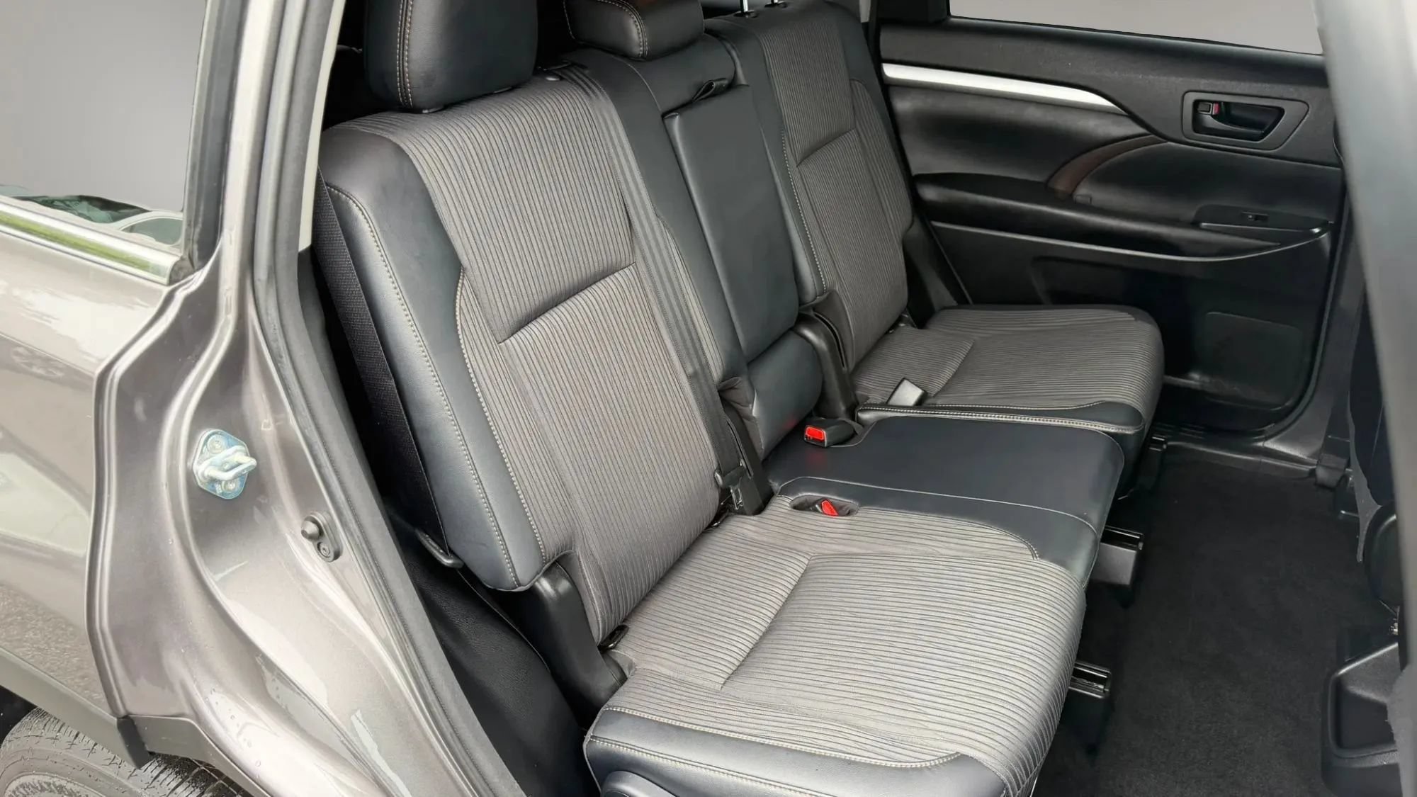 Used 2017 Toyota Highlander Plus AWD/4WD image 19