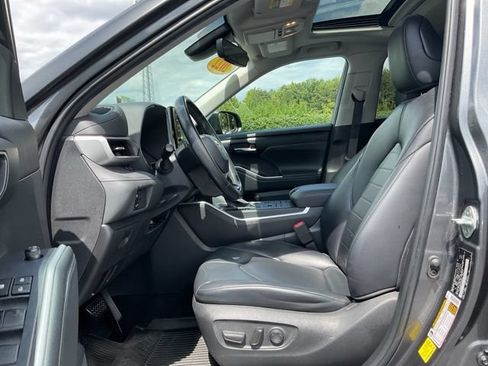 Used 2022 Toyota Highlander XLE AWD/4WD image 18